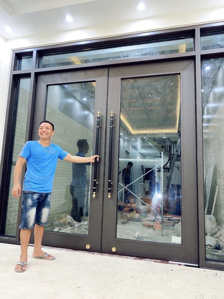 Tay nắm và khóa cửa nhôm hệ thuỷ lực